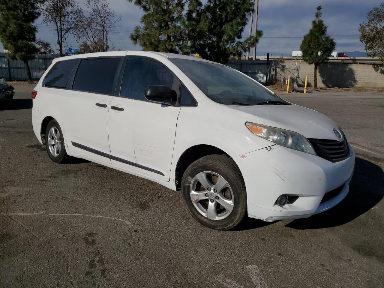 Lot #3033082026 2015 TOYOTA SIENNA