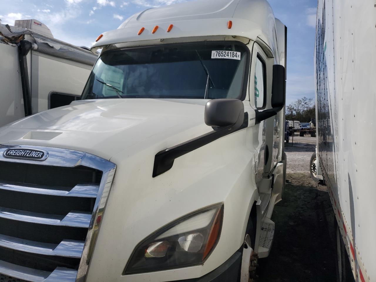 Lot #3028334812 2019 FREIGHTLINER CASCADIA 1