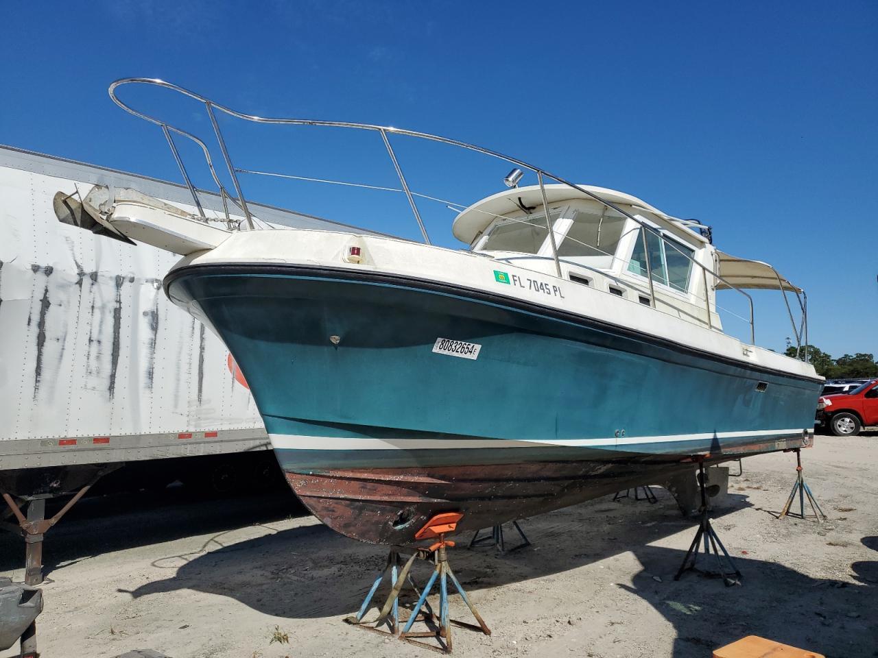 Lot #3041824413 2002 AUL BOAT