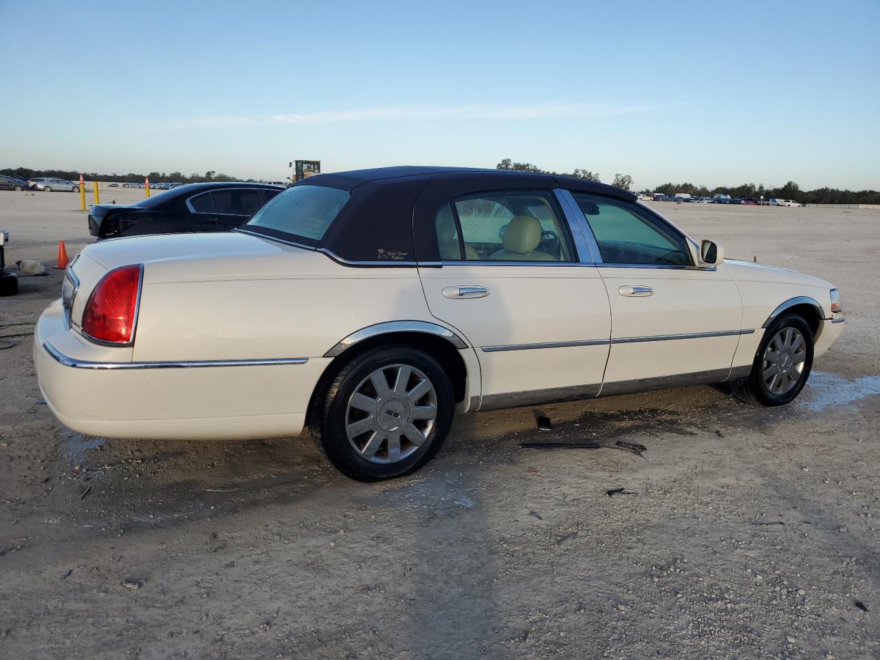 Lot #3045938264 2007 LINCOLN TOWN CAR D