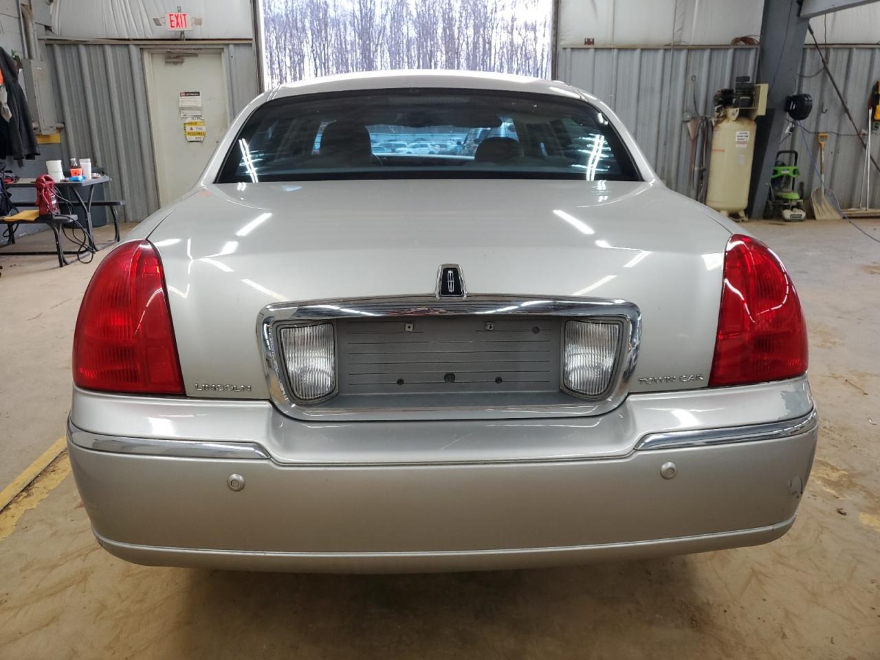 Lot #3030547470 2005 LINCOLN TOWN CAR S