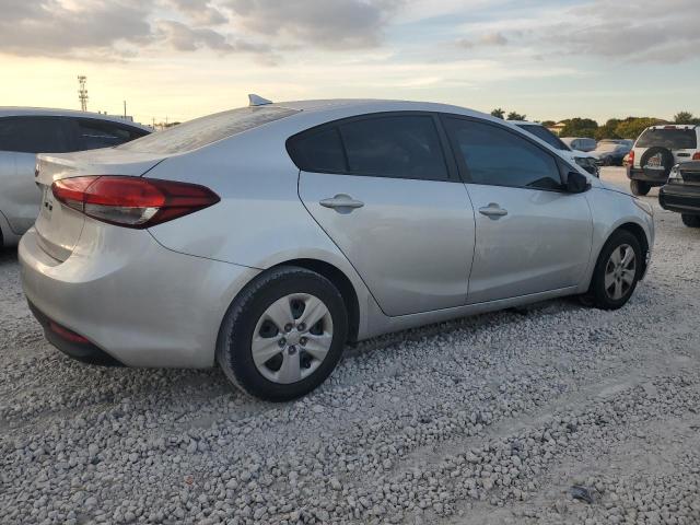 VIN 3KPFK4A76JE205693 2018 KIA FORTE no.3