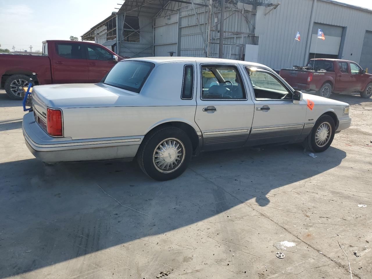 Lot #3033081988 1997 LINCOLN TOWN CAR S