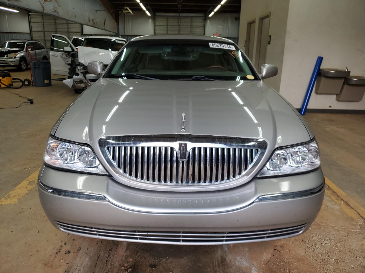 Lot #3030547470 2005 LINCOLN TOWN CAR S