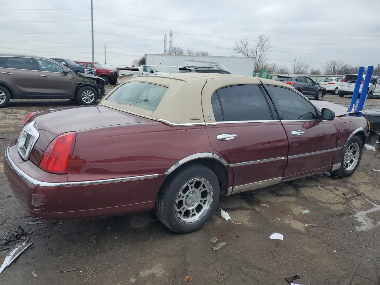 Lot #3041801428 2001 LINCOLN TOWN CAR S