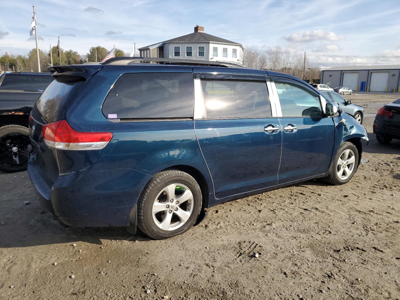 Lot #3033038999 2012 TOYOTA SIENNA LE