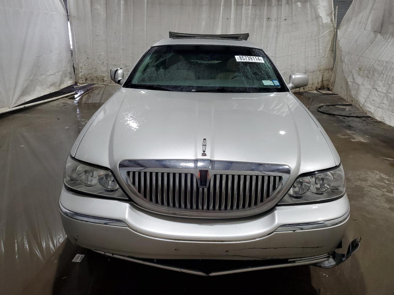 Lot #3036943743 2004 LINCOLN TOWN CAR E