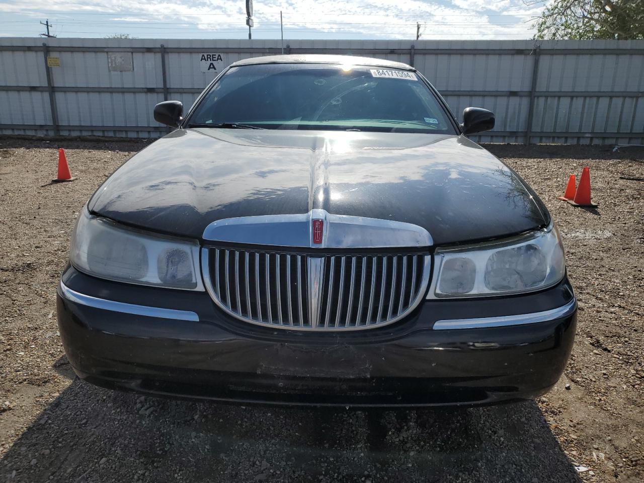 Lot #3030677121 2001 LINCOLN TOWN CAR E