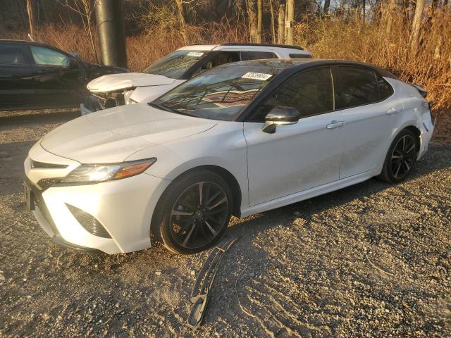 TOYOTA CAMRY XSE 2018 white  gas 4T1B61HK9JU121814 photo #1