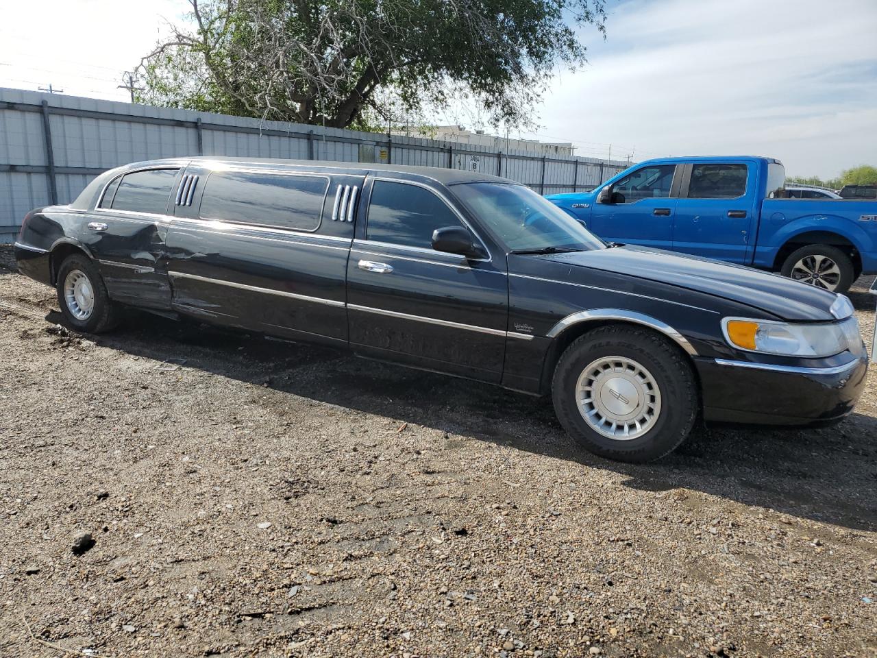 Lot #3030677121 2001 LINCOLN TOWN CAR E