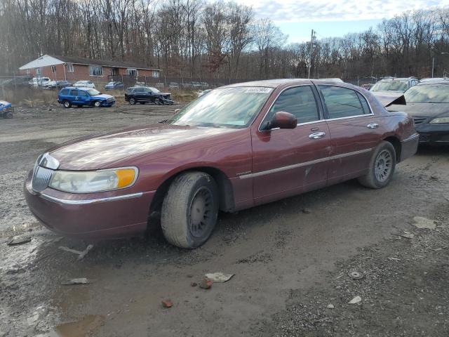 LINCOLN TOWN CAR C 2002 red sedan 4d gas 1LNHM83W02Y652848 photo #1