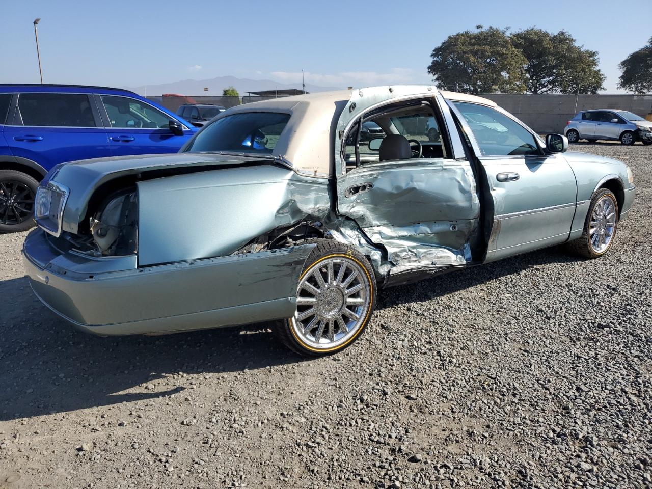 Lot #3041169147 2004 LINCOLN TOWN CAR E