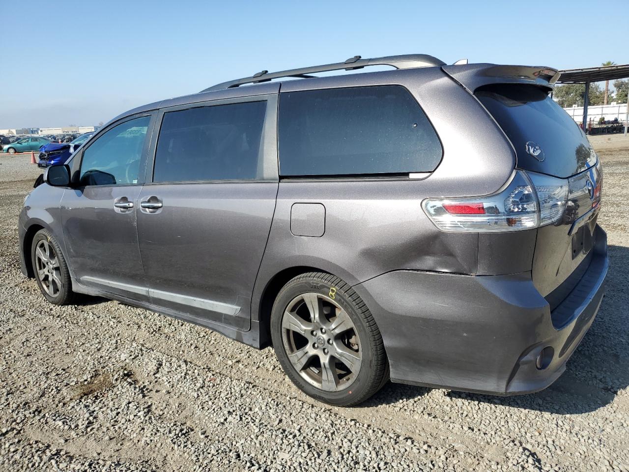 Lot #3033046029 2019 TOYOTA SIENNA SE