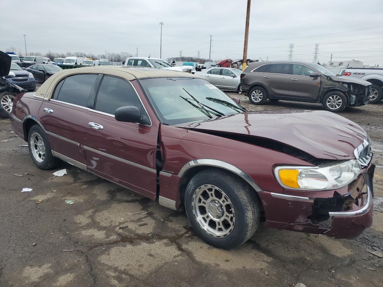 Lot #3041801428 2001 LINCOLN TOWN CAR S