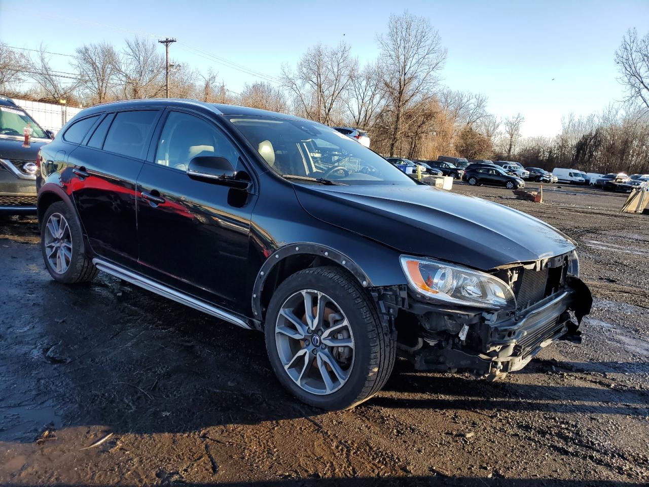 Lot #3036941817 2017 VOLVO V60 CROSS