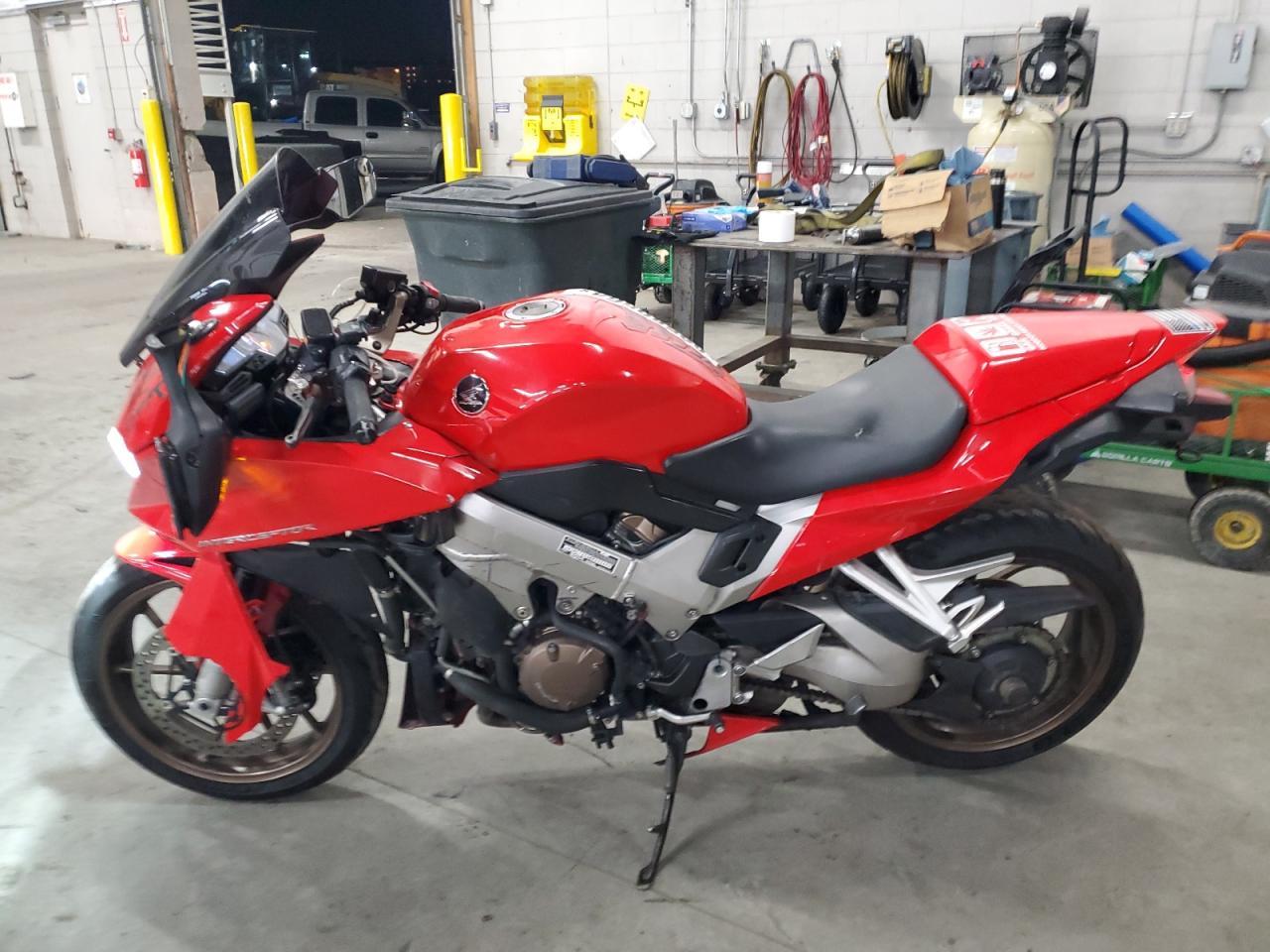 Lot #3024049212 2014 HONDA VFR800 F