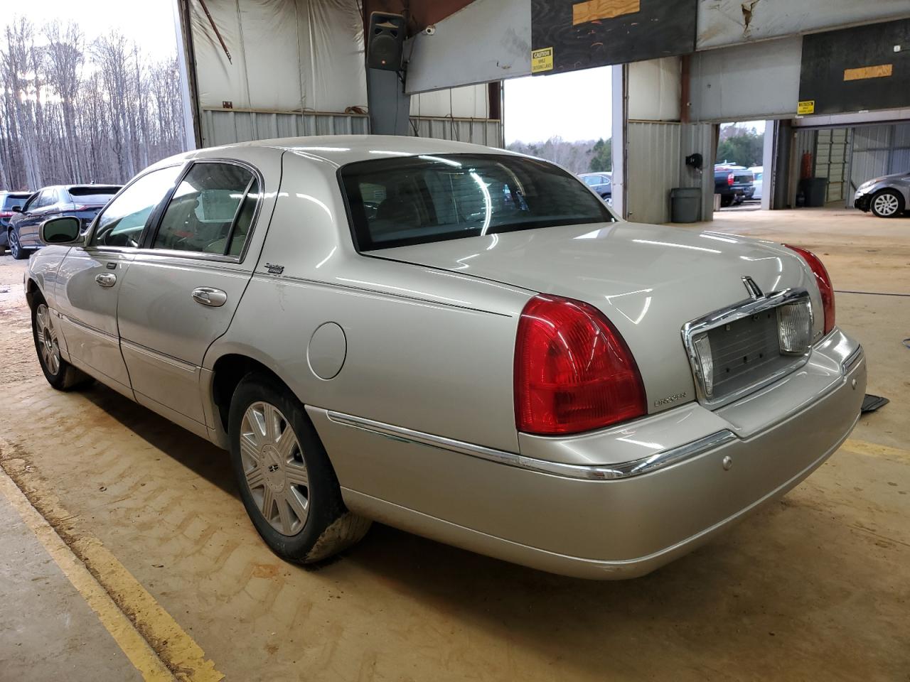 Lot #3030547470 2005 LINCOLN TOWN CAR S