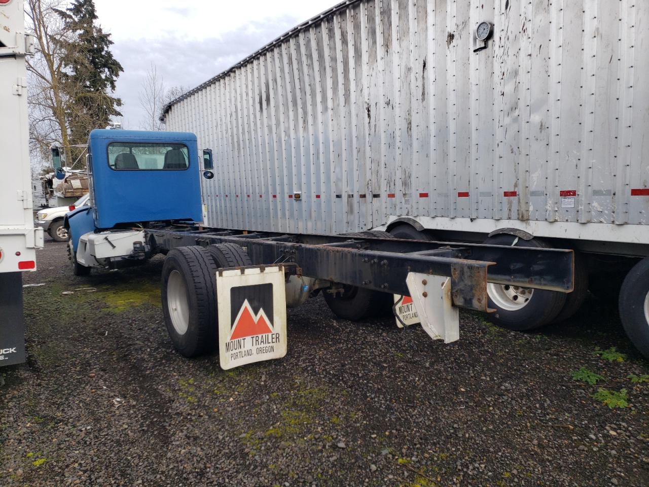 Lot #3033331801 2005 PETERBILT 330