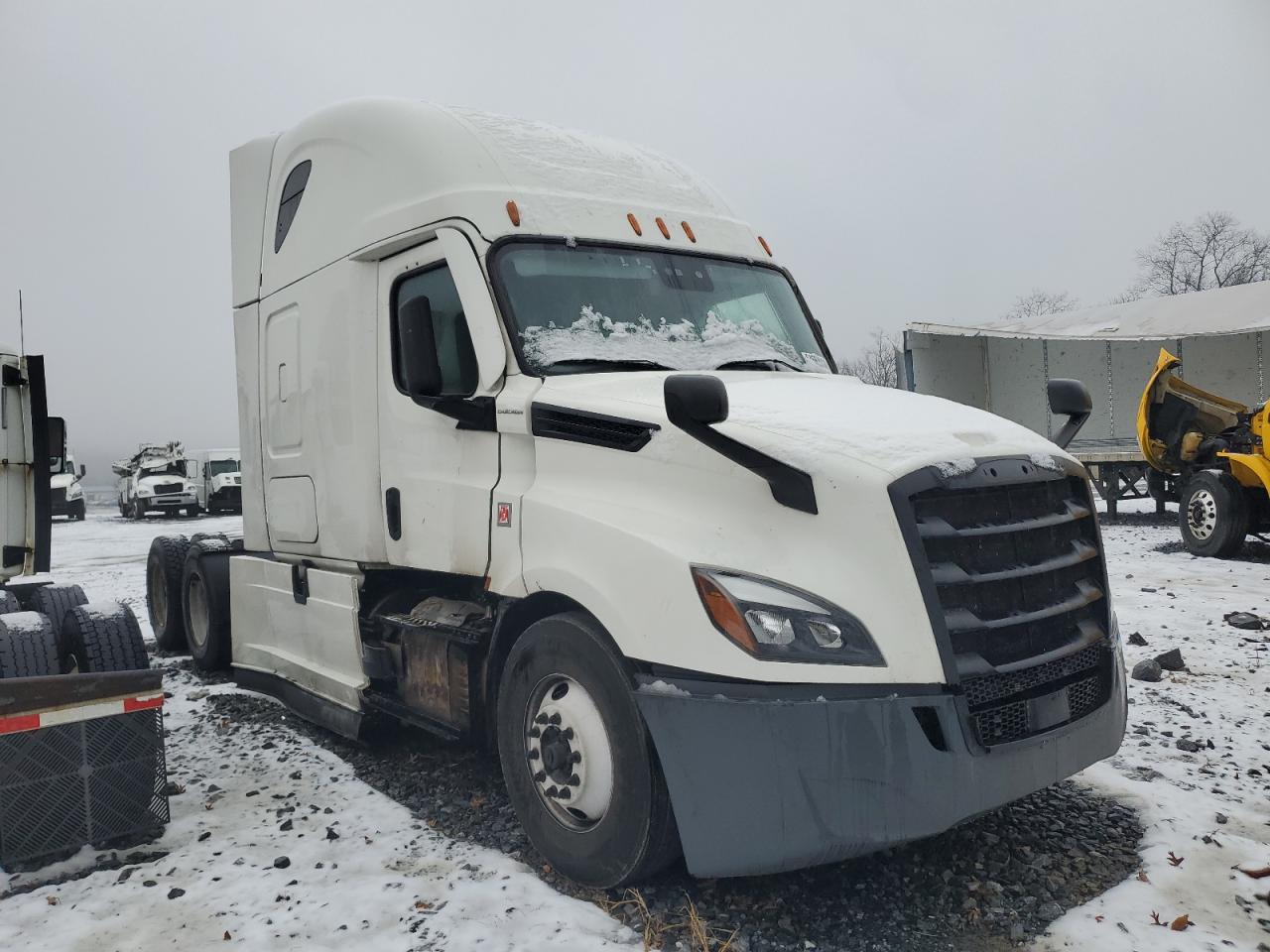 Lot #3034332104 2020 FREIGHTLINER CASCADIA 1