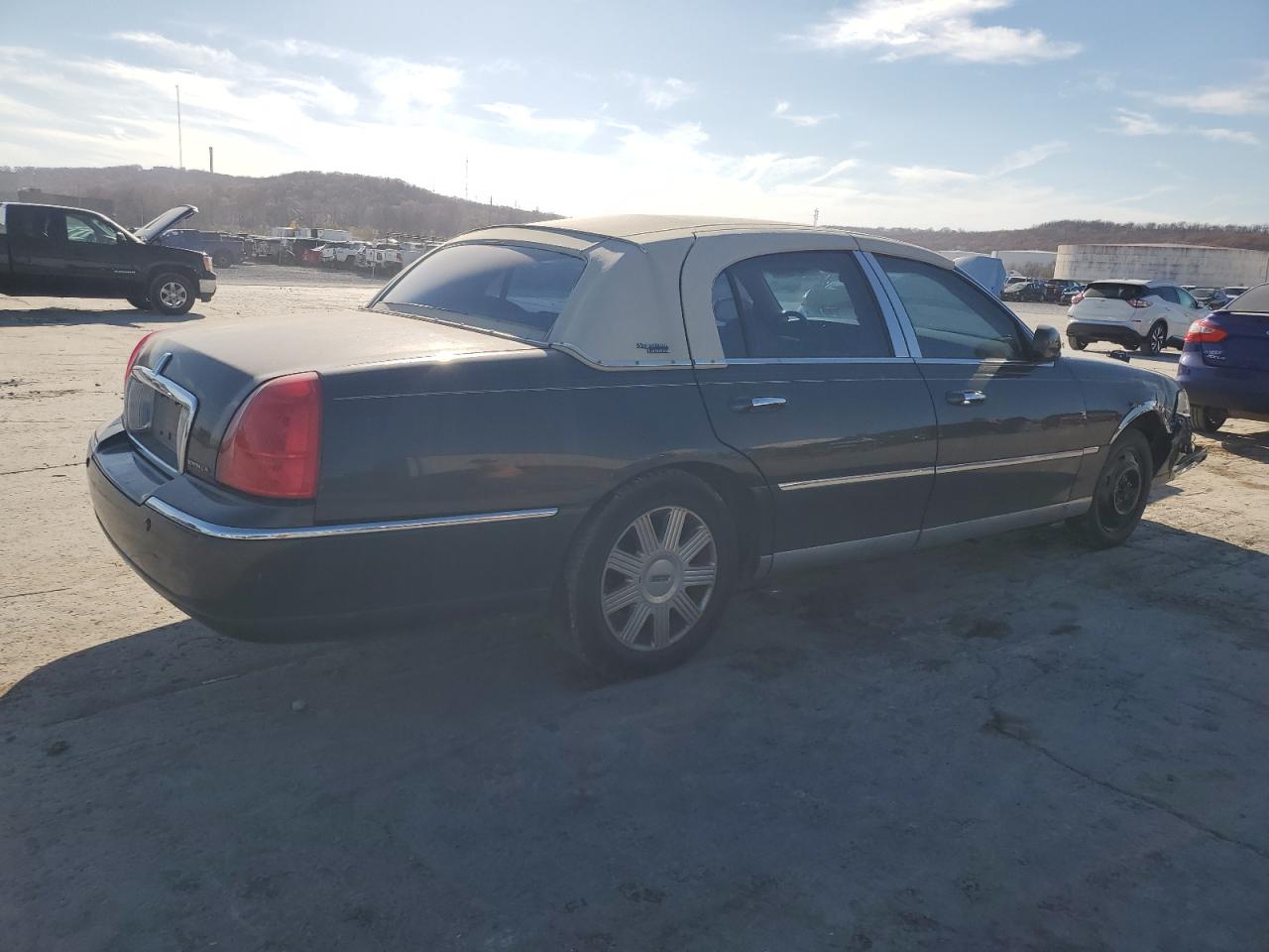 Lot #3030831500 2005 LINCOLN TOWN CAR S