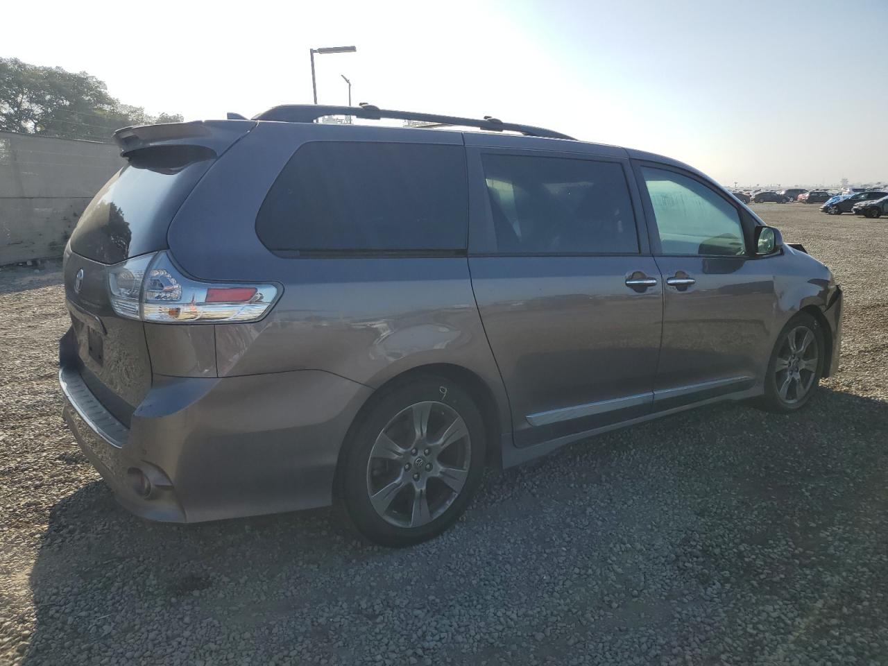 Lot #3033046029 2019 TOYOTA SIENNA SE