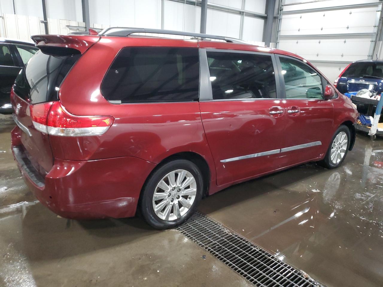 Lot #3027064786 2011 TOYOTA SIENNA XLE