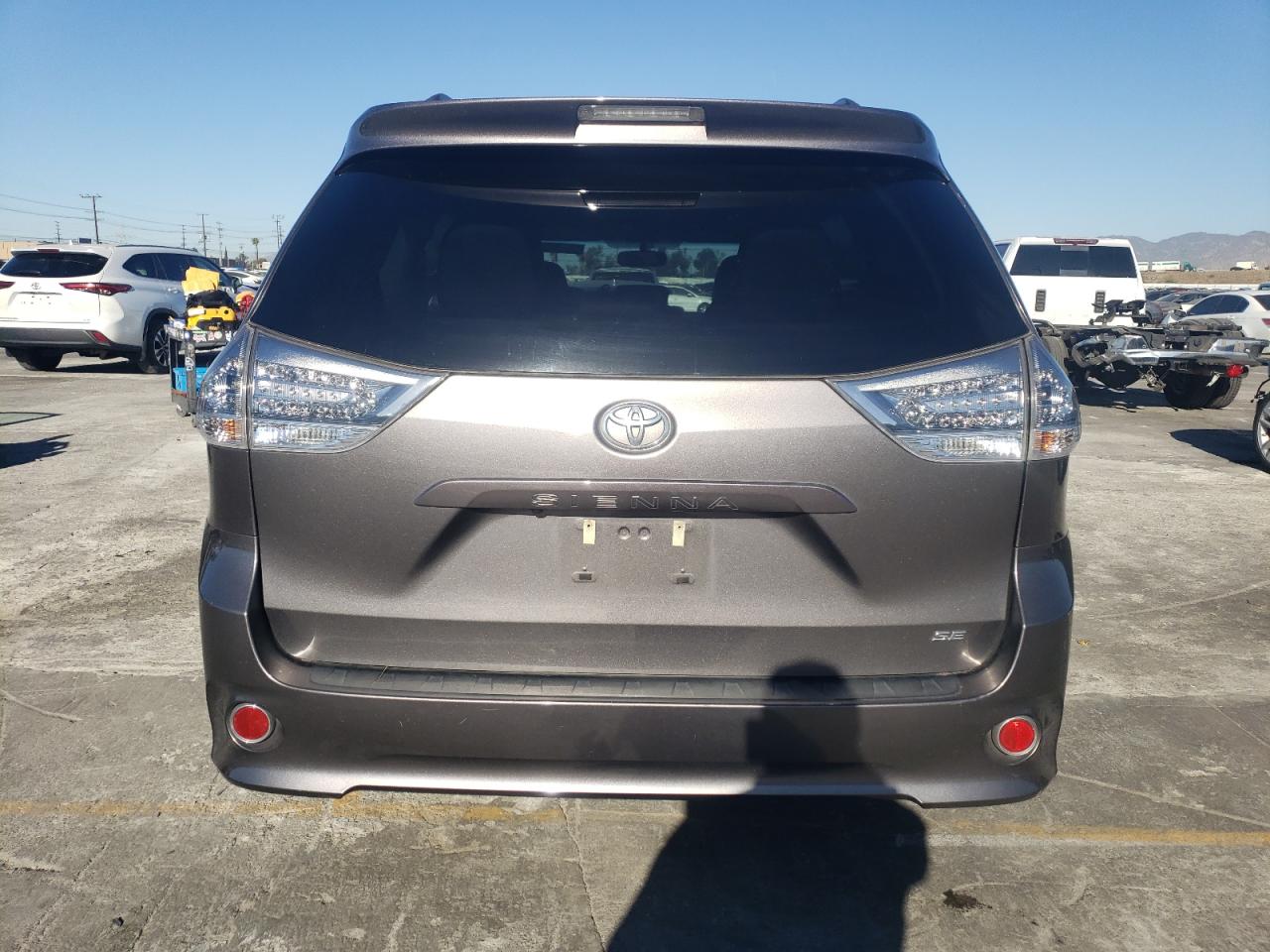 Lot #3051424672 2017 TOYOTA SIENNA SE