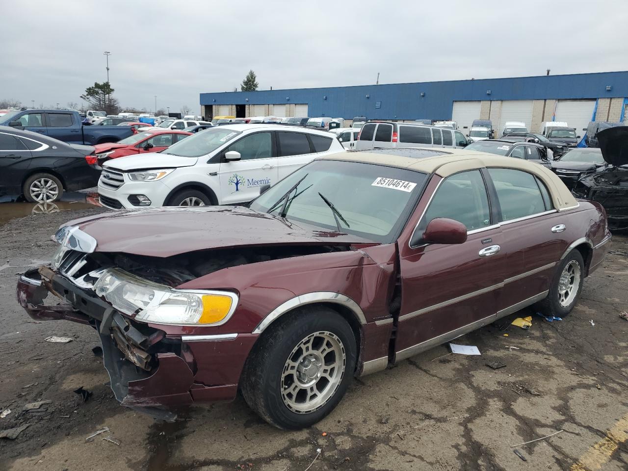 Lot #3041801428 2001 LINCOLN TOWN CAR S