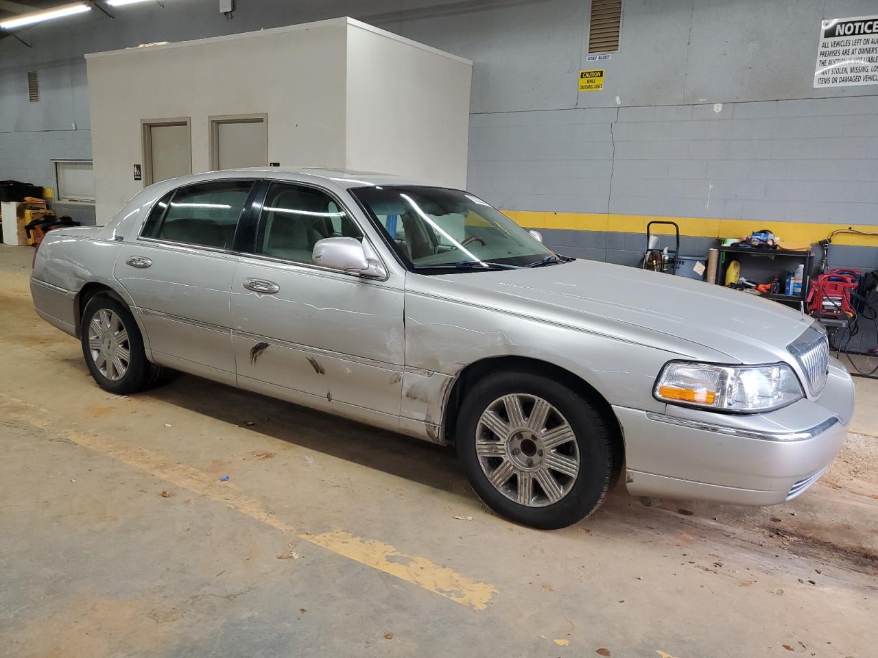 Lot #3030547470 2005 LINCOLN TOWN CAR S