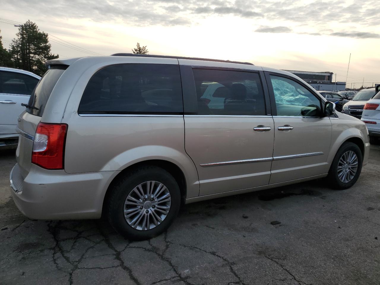 Lot #3029466725 2014 CHRYSLER TOWN & COU