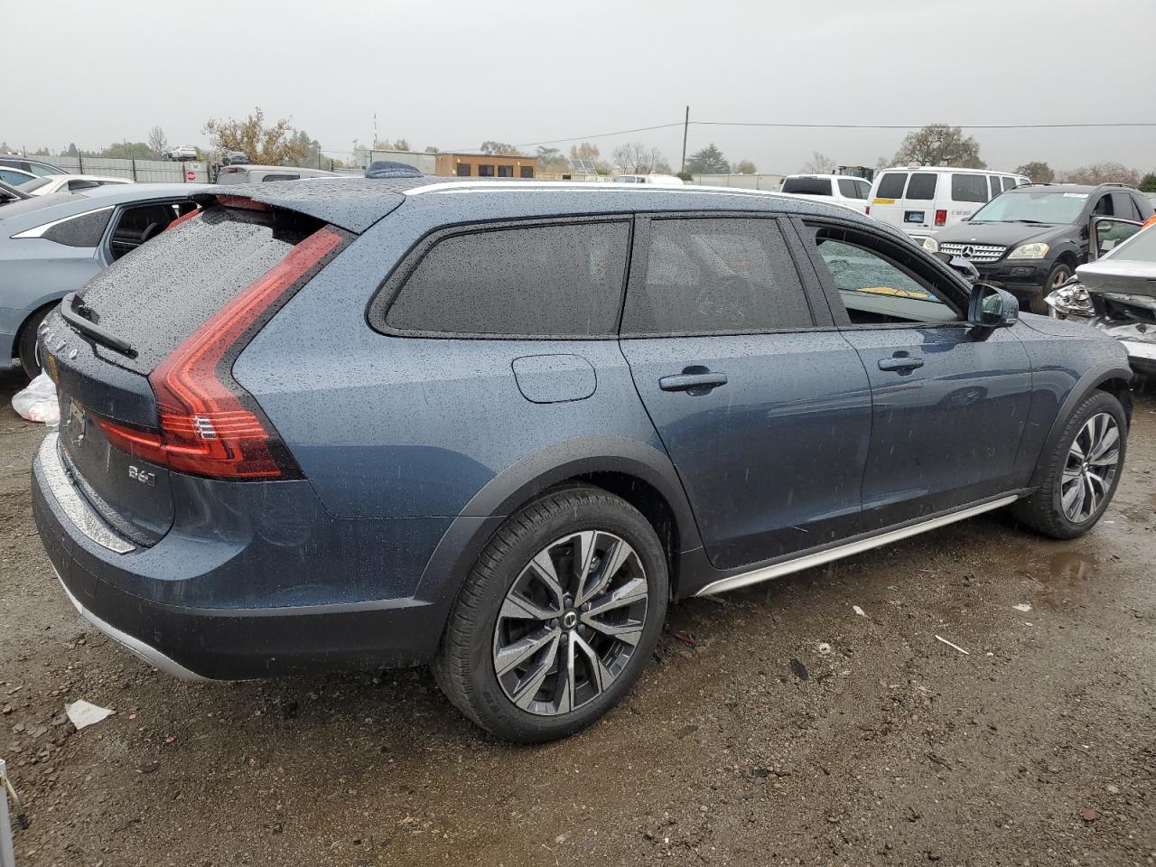 Lot #3028249844 2022 VOLVO V90 CROSS