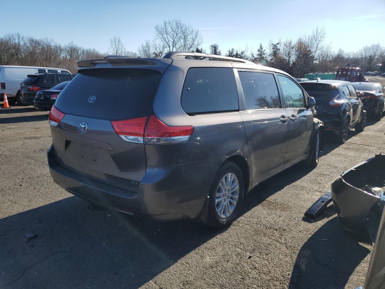 Lot #3033010040 2011 TOYOTA SIENNA XLE