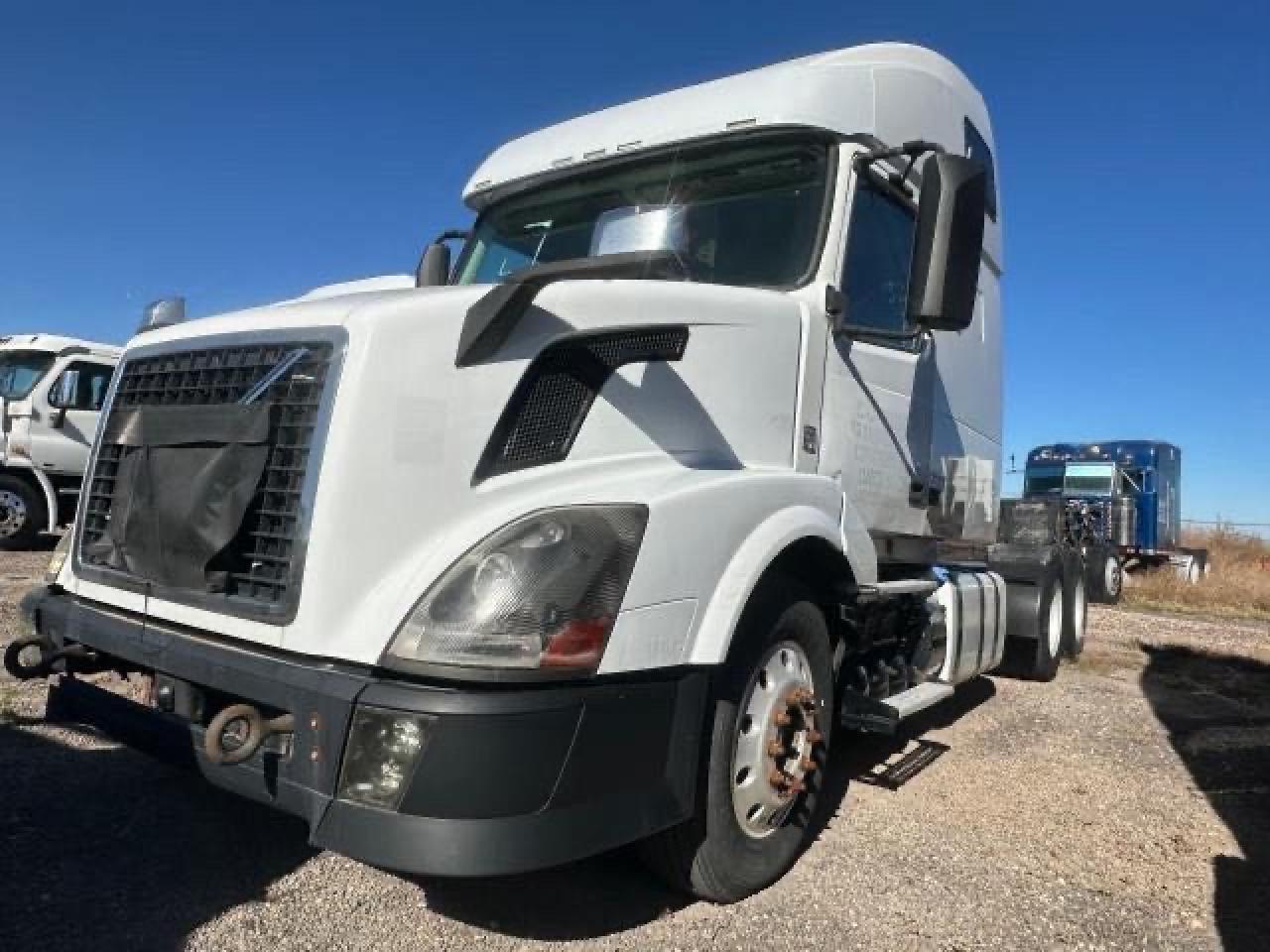 Lot #3028572912 2014 VOLVO VN VNL