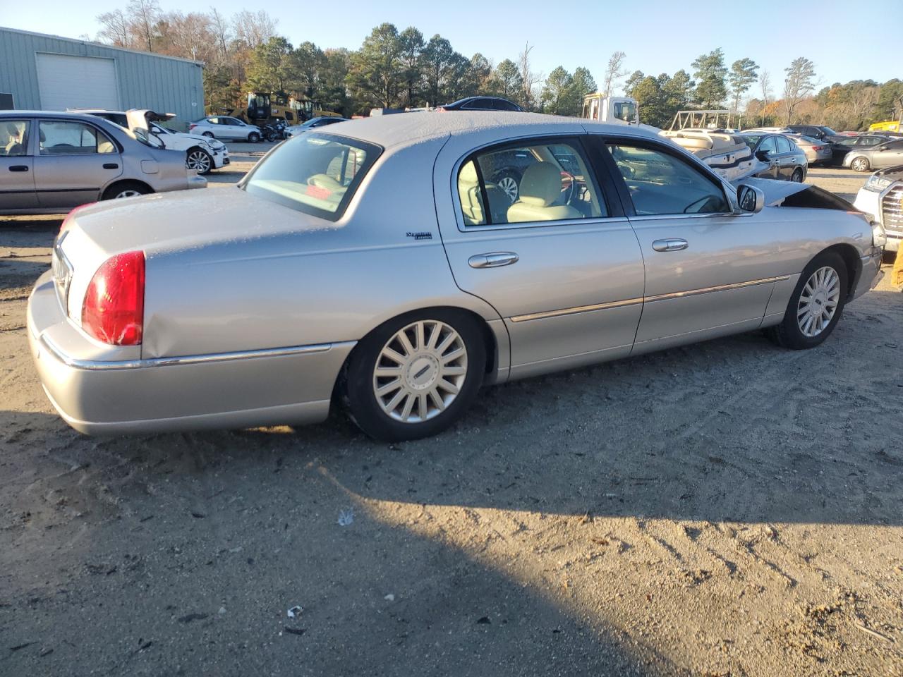 Lot #3059046278 2005 LINCOLN TOWN CAR S