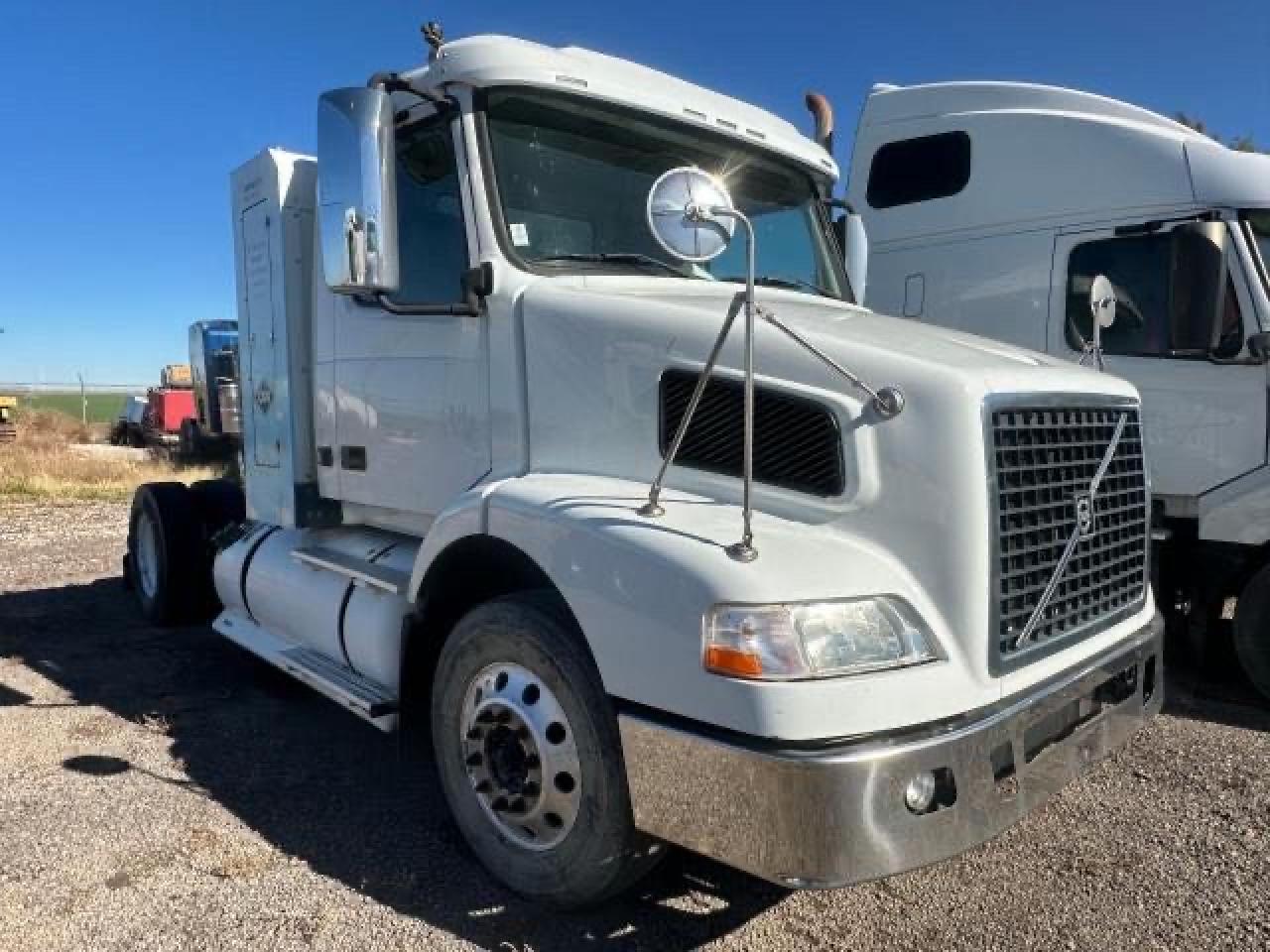 Lot #3028572911 2014 VOLVO VN VNM