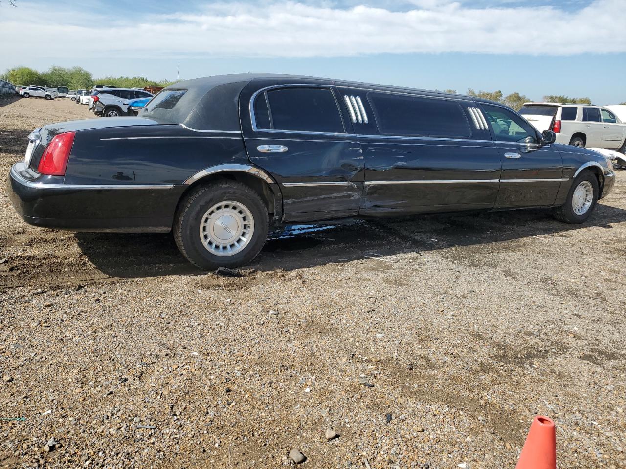 Lot #3030677121 2001 LINCOLN TOWN CAR E