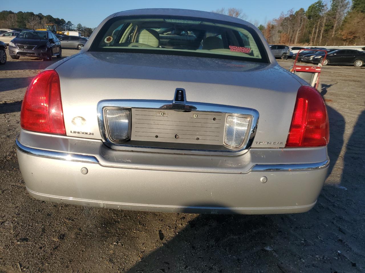 Lot #3059046278 2005 LINCOLN TOWN CAR S