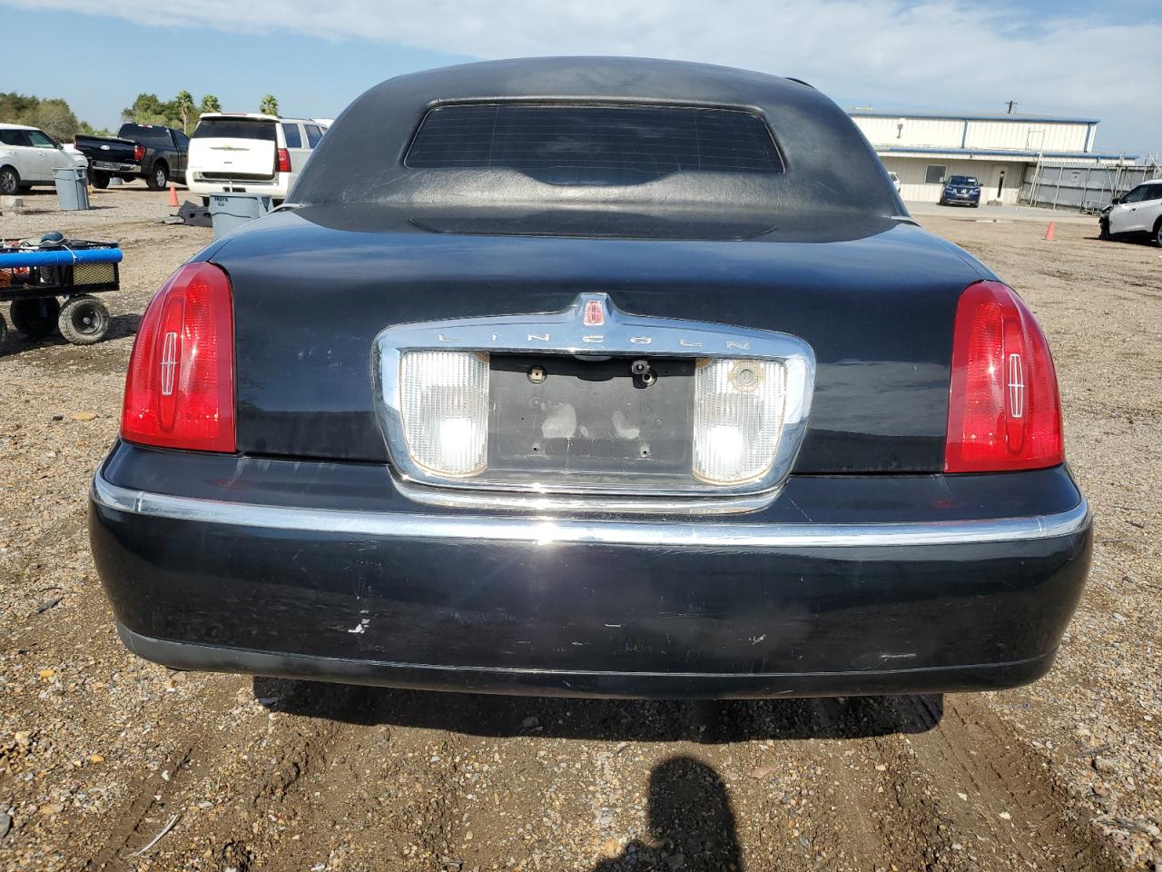 Lot #3030677121 2001 LINCOLN TOWN CAR E