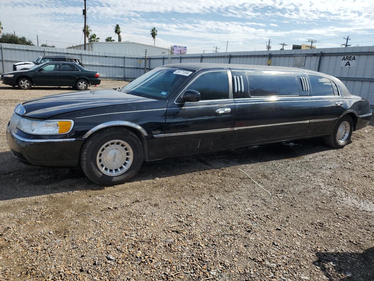 Lot #3030677121 2001 LINCOLN TOWN CAR E