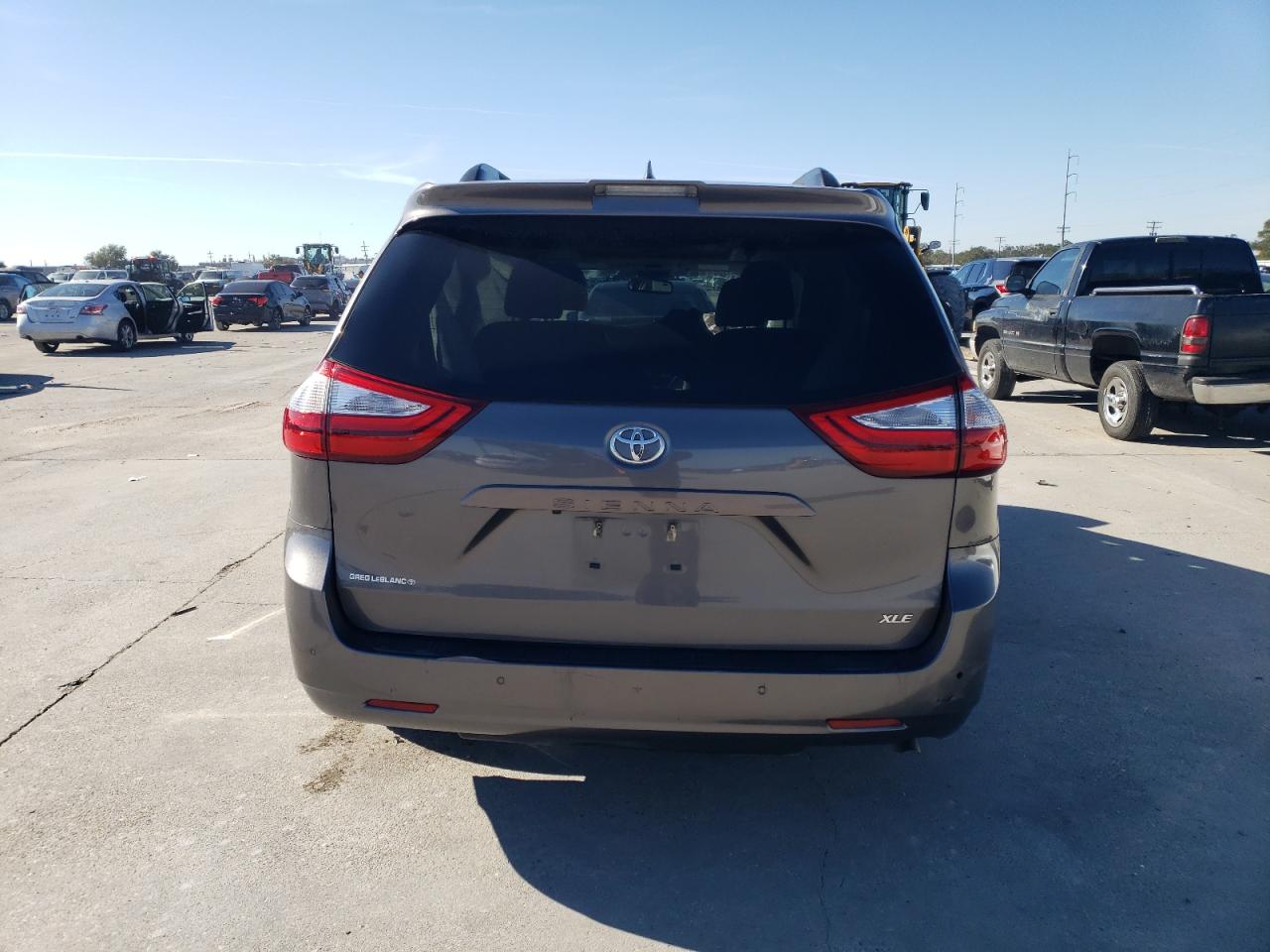 Lot #3033291864 2018 TOYOTA SIENNA XLE