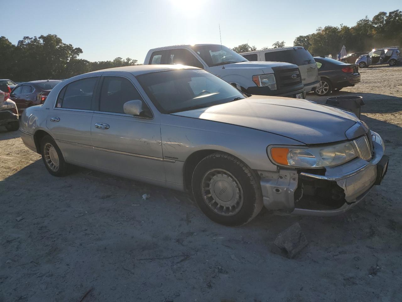 Lot #3037232500 2001 LINCOLN TOWN CAR E