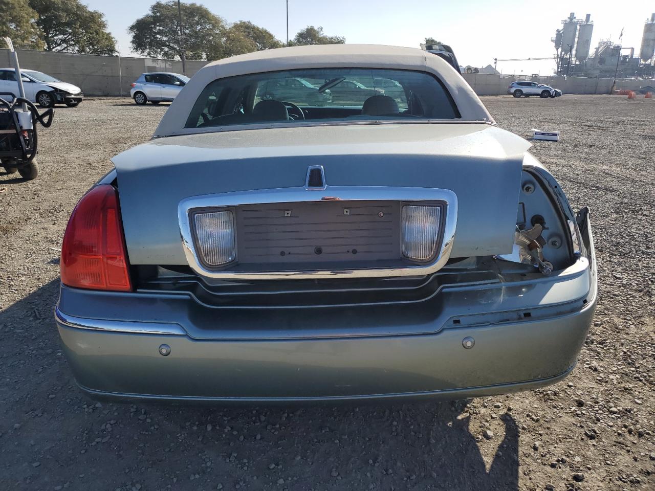 Lot #3041169147 2004 LINCOLN TOWN CAR E