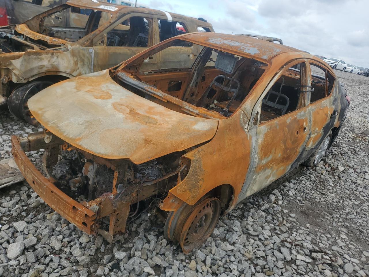 N0V1N000085573174 NISSAN VERSA 4D 2019