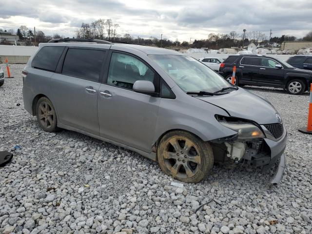 VIN 5TDXK3DC2GS724049 2016 TOYOTA SIENNA no.4