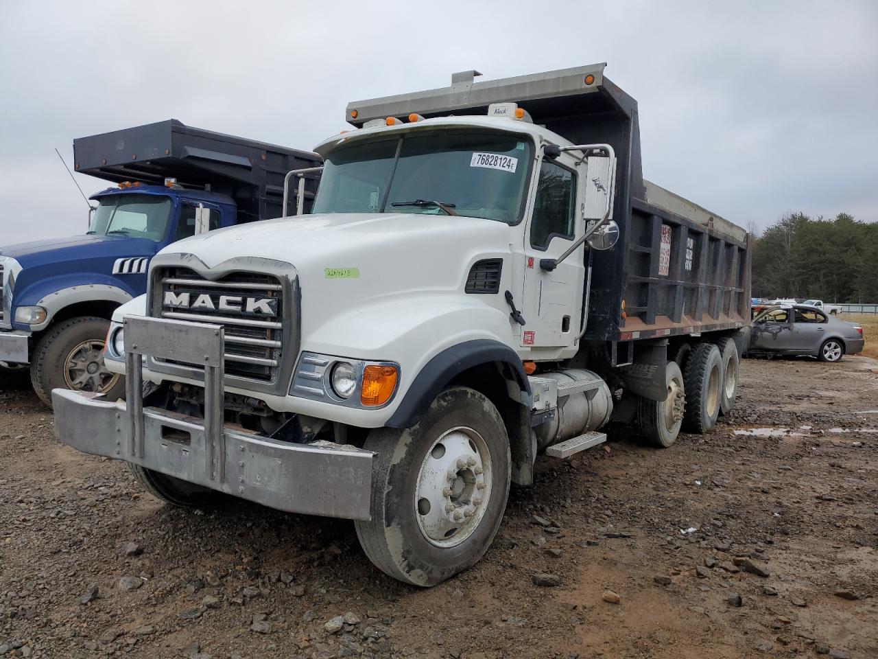 Lot #3027066813 2005 MACK 700 CV700