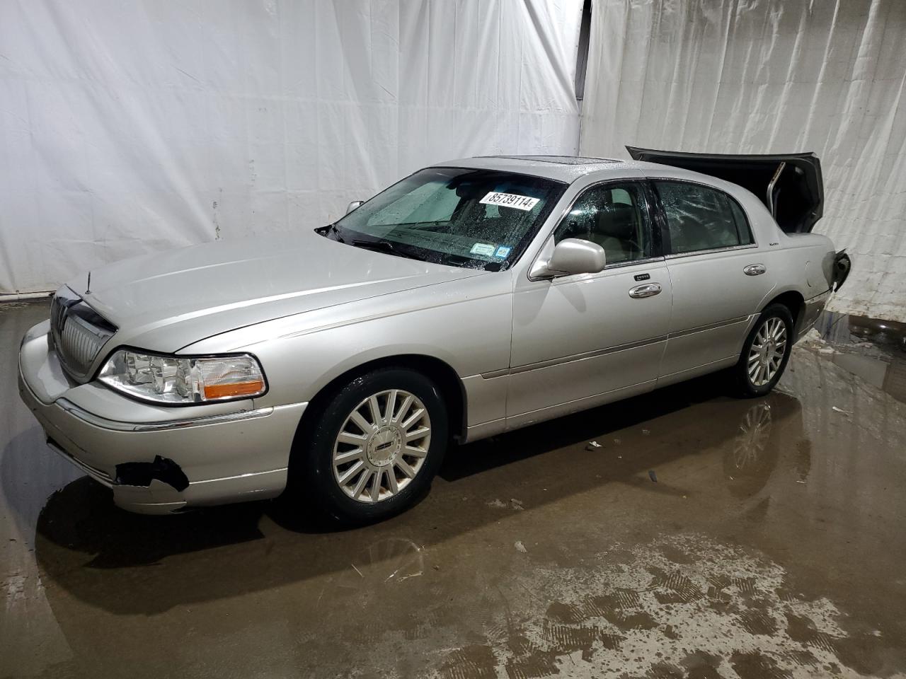 Lot #3036943743 2004 LINCOLN TOWN CAR E