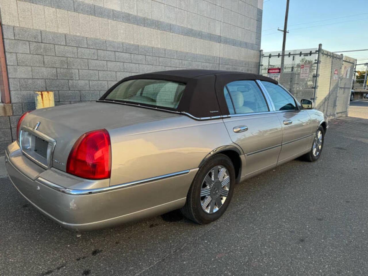 Lot #3024368550 2003 LINCOLN TOWN CAR S