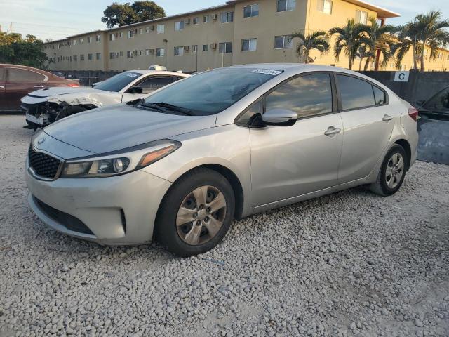 VIN 3KPFK4A76JE205693 2018 KIA FORTE no.1