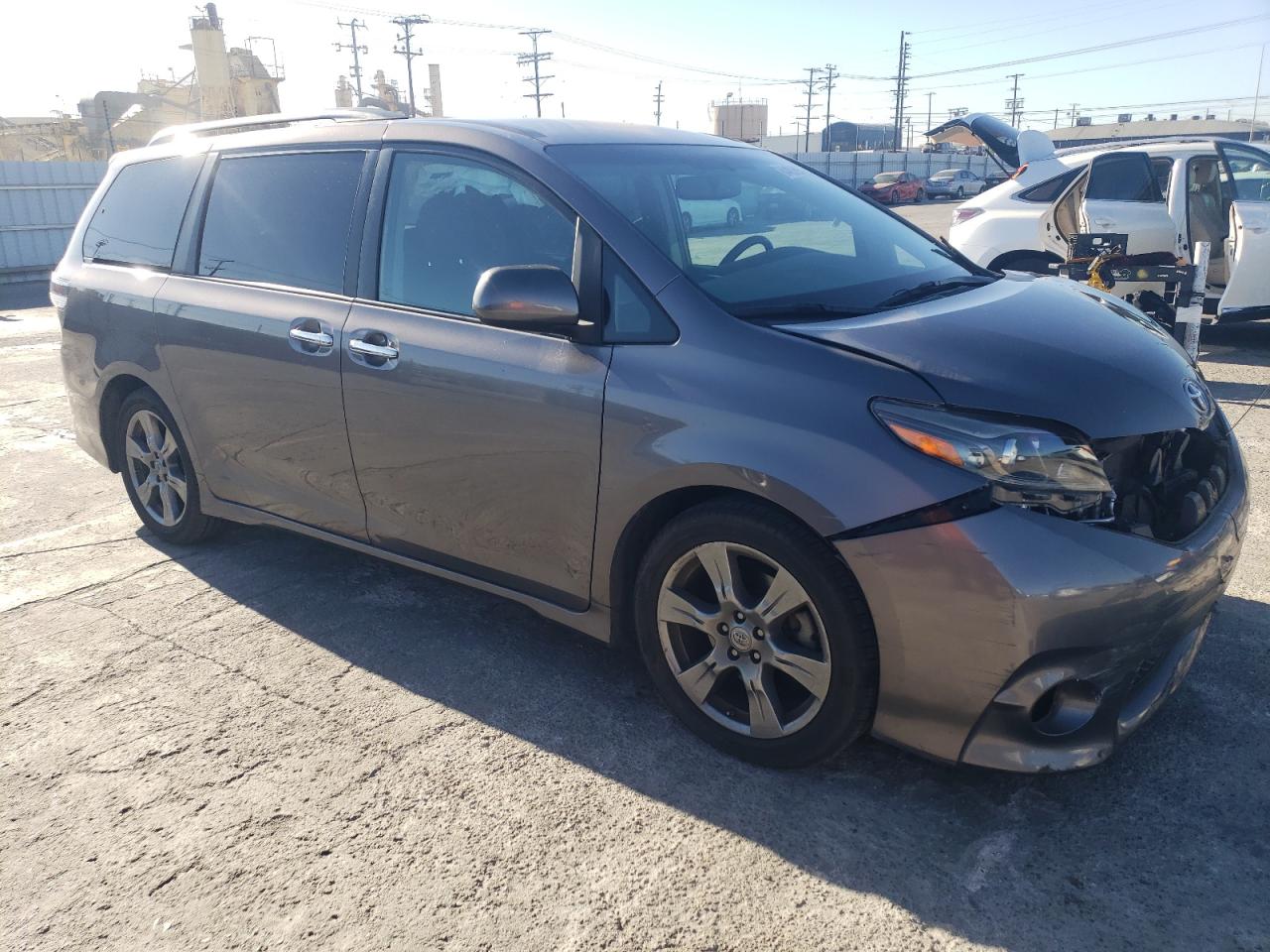 Lot #3051424672 2017 TOYOTA SIENNA SE