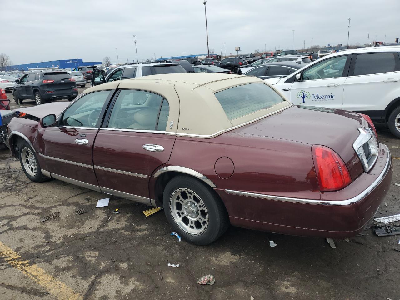 Lot #3041801428 2001 LINCOLN TOWN CAR S